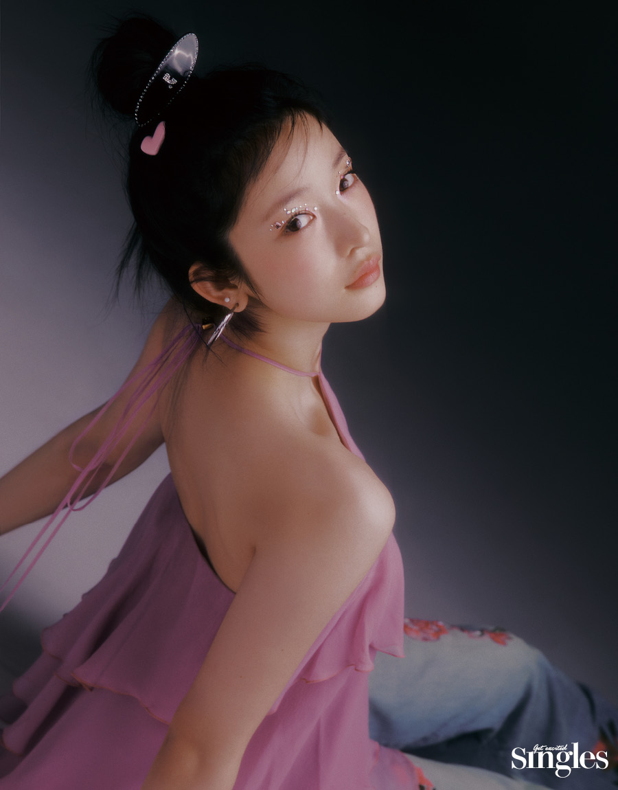 빌리 하루나가 렌즈미의 악마 원데이 리얼핏 홍채 브라운을 착용하고 촬영한 싱글즈 화보